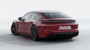 Panamera GTS 的外景，显示汽车的背面和左侧