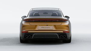 Panamera Turbo E-Hybrid 外观图，显示汽车尾部