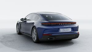 Panamera 行政加长版 的外景，显示汽车的背面和左侧