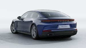 Panamera 行政加长版 的外景，显示汽车的背面和左侧