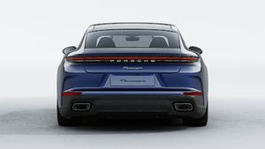 Panamera 行政加长版 外观图，显示汽车尾部