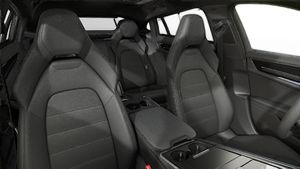 Interior view showing the front seats of Panamera 4 E-Hybrid Executive