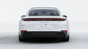 Panamera 4S E-Hybrid 行政加长版 外观图，显示汽车尾部