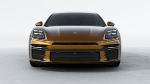 Panamera Turbo E-Hybrid 行政加长版 外观图，显示汽车前部