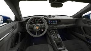 Vista interior, mostrando o volante e o painel de instrumentos de 911 Carrera GTS