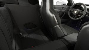Vista interior, mostrando os bancos traseiros do 911 Targa 4 GTS