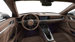 Vista interior, mostrando o volante e o painel de instrumentos de 911 Targa 4S