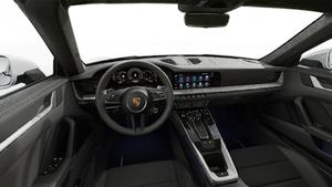 Vista interior, mostrando o volante e o painel de instrumentos de 911 Targa 4S