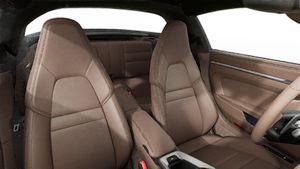 Vista interior, mostrando os bancos dianteiros do 911 Targa 4S