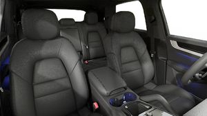 Vista interior, mostrando os bancos dianteiros do Cayenne S E-Hybrid