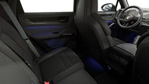 Vista interior, mostrando os bancos traseiros do Cayenne GTS