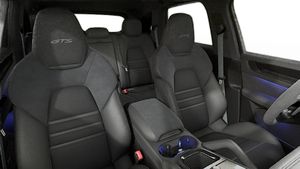 Vista interior, mostrando os bancos dianteiros do Cayenne GTS