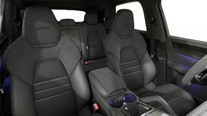 Vista interior, mostrando os bancos dianteiros do Cayenne GTS