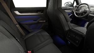 Vista interior, mostrando os bancos traseiros do Cayenne Turbo E-Hybrid