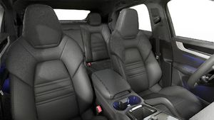 Vista interior, mostrando os bancos dianteiros do Cayenne S Coupé