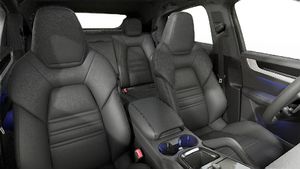 Vista interior, mostrando os bancos dianteiros do Cayenne S E-Hybrid Coupé