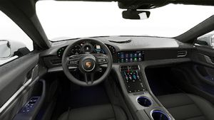 Vista interior, mostrando o volante e o painel de instrumentos de Taycan