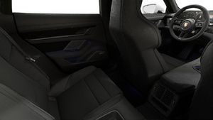 Vista interior, mostrando os bancos traseiros do Taycan GTS