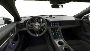 Vista interior, mostrando o volante e o painel de instrumentos de Taycan GTS