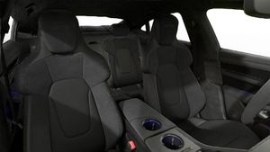 Vista interior, mostrando os bancos dianteiros do Taycan GTS