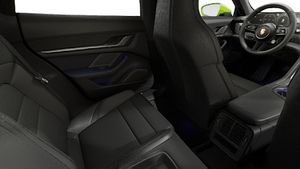 Vista interior, mostrando os bancos traseiros do Taycan 4 Cross Turismo
