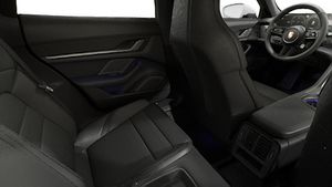 Vista interior, mostrando os bancos traseiros do Taycan 4 Cross Turismo