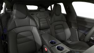 Vista interior, mostrando os bancos dianteiros do Taycan 4 Cross Turismo