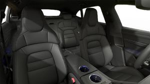 Vista interior, mostrando os bancos dianteiros do Taycan Sport Turismo