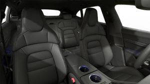 Vista interior, mostrando os bancos dianteiros do Taycan Sport Turismo