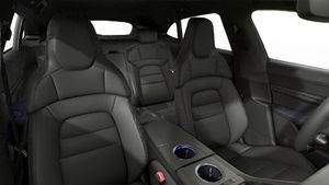 Vista interior, mostrando os bancos dianteiros do Taycan Sport Turismo
