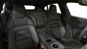 Vista interior, mostrando os bancos dianteiros do Taycan Sport Turismo