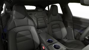Vista interior, mostrando os bancos dianteiros do Taycan Sport Turismo