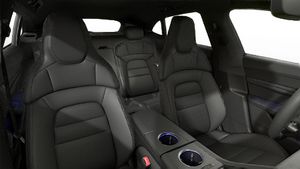 Vista interior, mostrando os bancos dianteiros do Taycan Sport Turismo