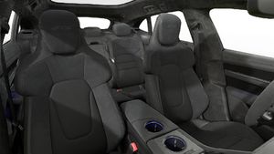 Vista interior, mostrando os bancos dianteiros do Taycan GTS Sport Turismo
