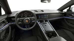 Vista interior, mostrando o volante e o painel de instrumentos de Panamera 4