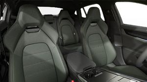 Vista interior, mostrando os bancos dianteiros do Panamera 4
