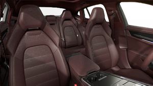 Vista interior, mostrando os bancos dianteiros do Panamera 4 E-Hybrid