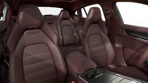 Vista interior, mostrando os bancos dianteiros do Panamera 4 E-Hybrid