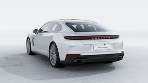 Vista exterior do Panamera 4 E-Hybrid, de trás e lateral esquerda