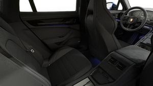 Vista interior, mostrando os bancos traseiros do Panamera GTS