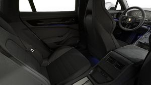 Vista interior, mostrando os bancos traseiros do Panamera GTS
