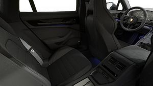 Vista interior, mostrando os bancos traseiros do Panamera GTS