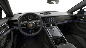 Vista interior, mostrando o volante e o painel de instrumentos de Panamera GTS