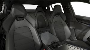 Vista interior, mostrando os bancos dianteiros do Panamera GTS