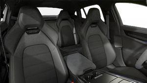 Vista interior, mostrando os bancos dianteiros do Panamera GTS