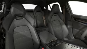 Vista interior, mostrando os bancos dianteiros do Panamera Turbo E-Hybrid