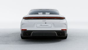 Vista exterior do Panamera Turbo E-Hybrid, de trás