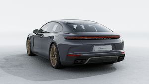Vista exterior do Panamera Turbo E-Hybrid, de trás e lateral esquerda