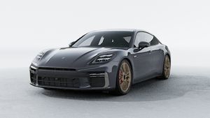 Vista exterior do Panamera Turbo E-Hybrid, de frente e lateral esquerda