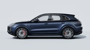 Exterior view of Cayenne Turbo E-Hybrid showing the left side of the car